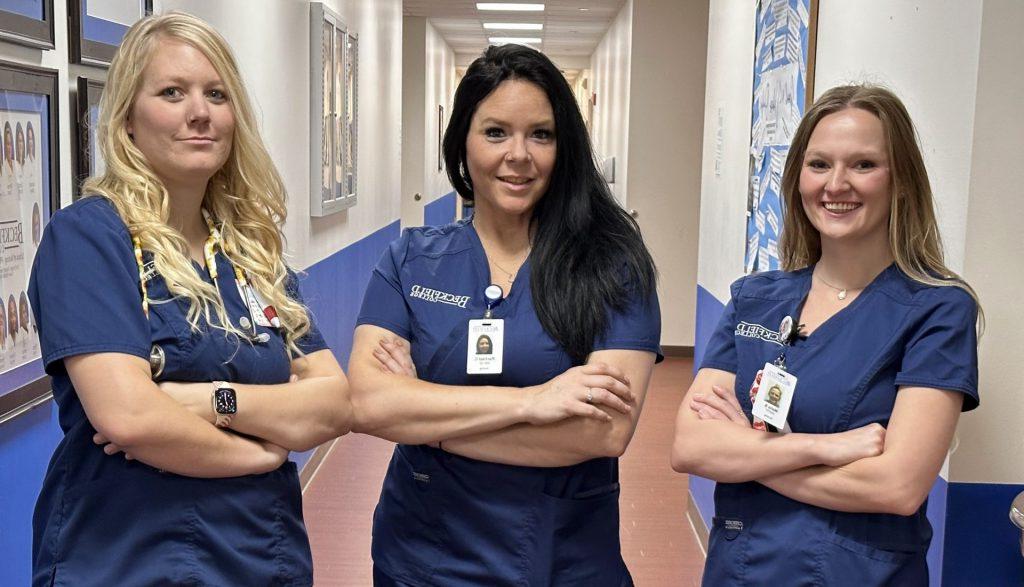 贝博体彩的3名护理专业学生-成为注册护士